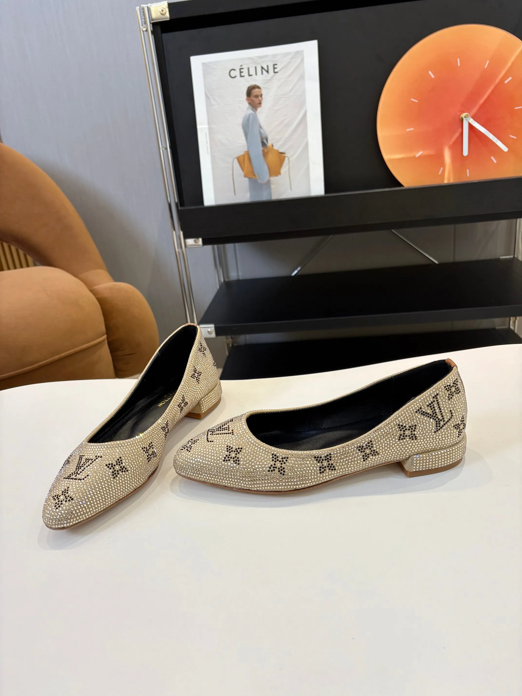 👟👟Ex-factory price 520👟👟 Louis Vuitton Louis Vuitton, 2025 flat shoes, modern and fashionable in one! Meet love when you turn a corner, release a strong aura like a queen, and capture everyone's attention instantly! Fabric: LV classic presbyopia + glittering diamonds + Yang Jing Lining/foot pads: imported lambskin leather outsole Size number: 35-41